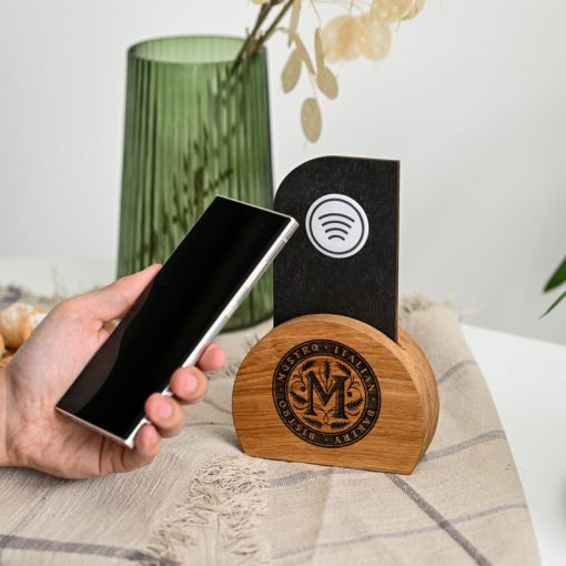 Ahşap Standlı Değiştirilebilir NFC & QR Kod Menü Tabelası | Restoran Masaüstü Evrensel Stand